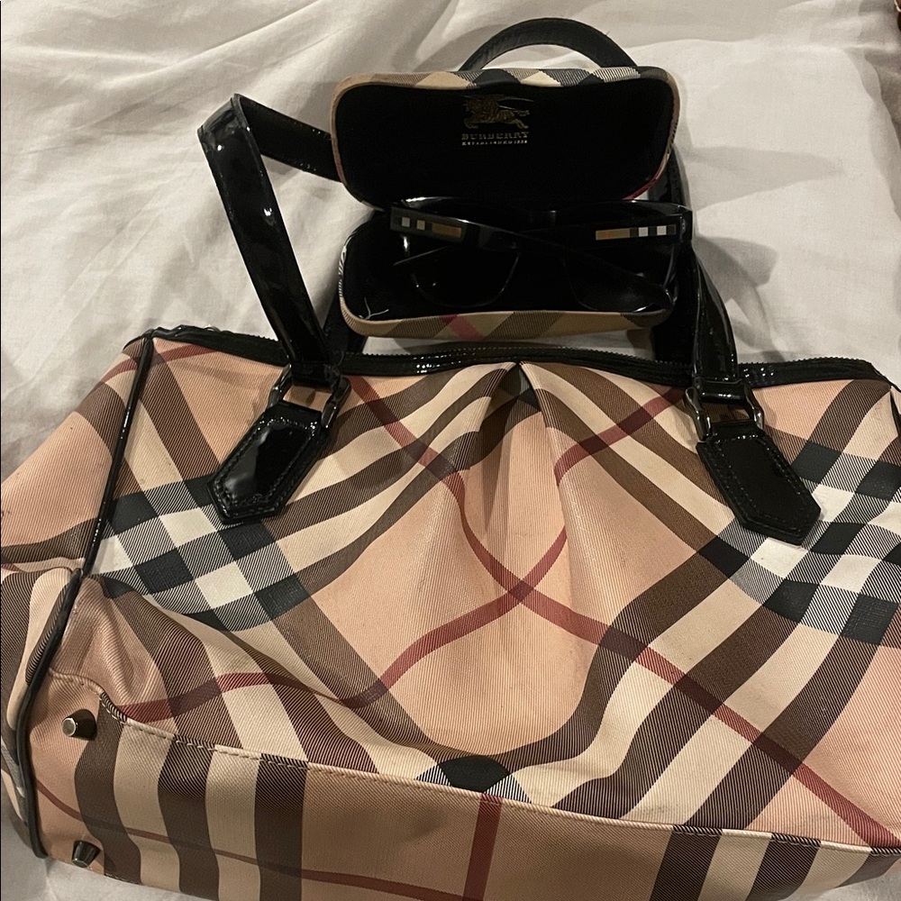 Burberry Checkered Tote in Tan and Black- NOVA MEDIUM TOTE & sunglasses combo
